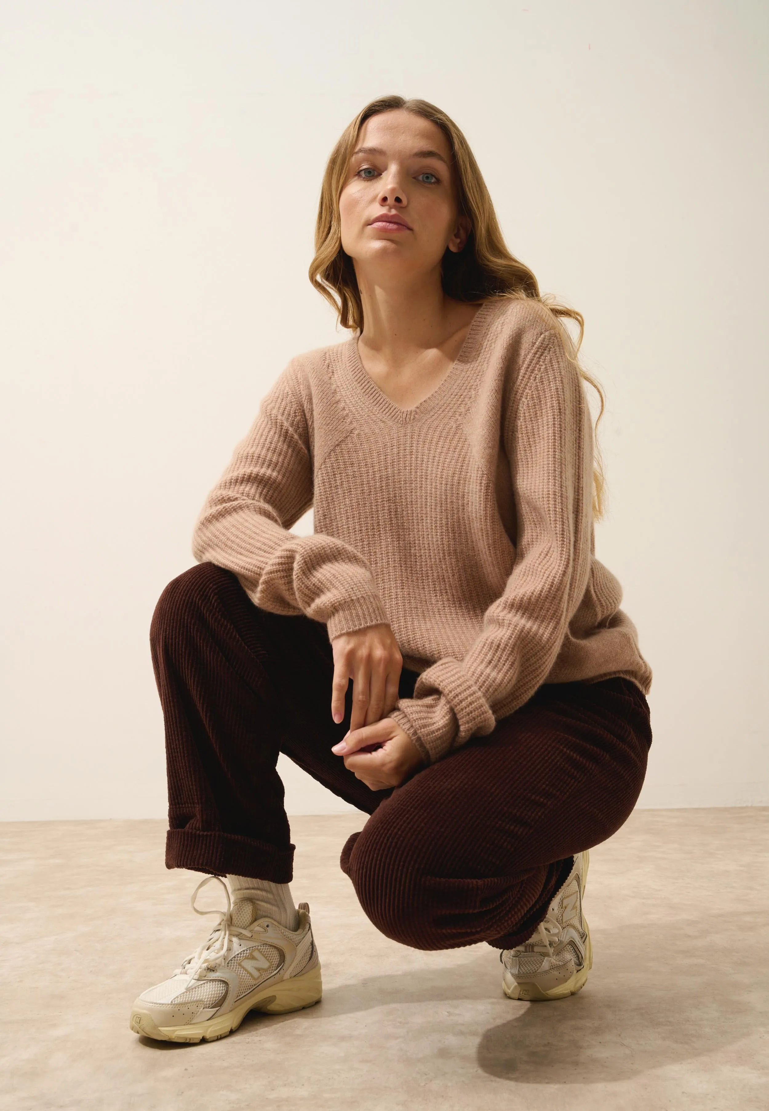 AMRITA pull col v camel chiné