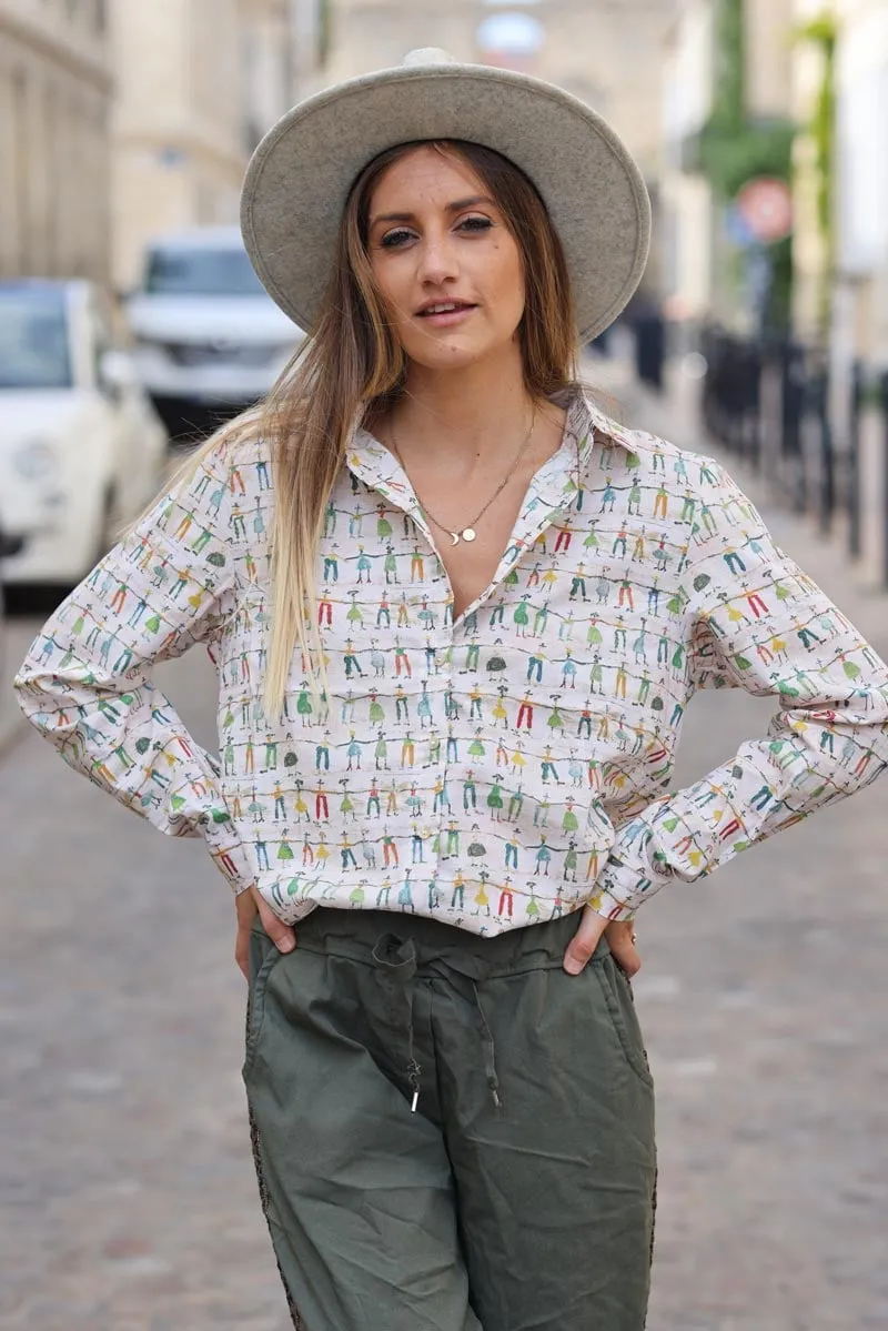 Chemise beige en coton imprimé petits personnages danseurs peints colorés