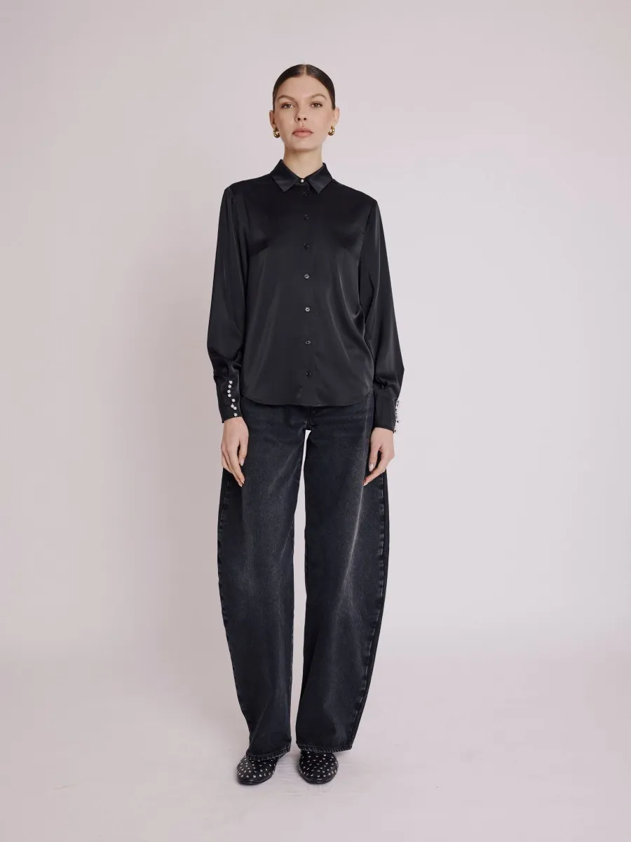 Chemise CECE | Chemise satinée noire ornée de perles aux poignets