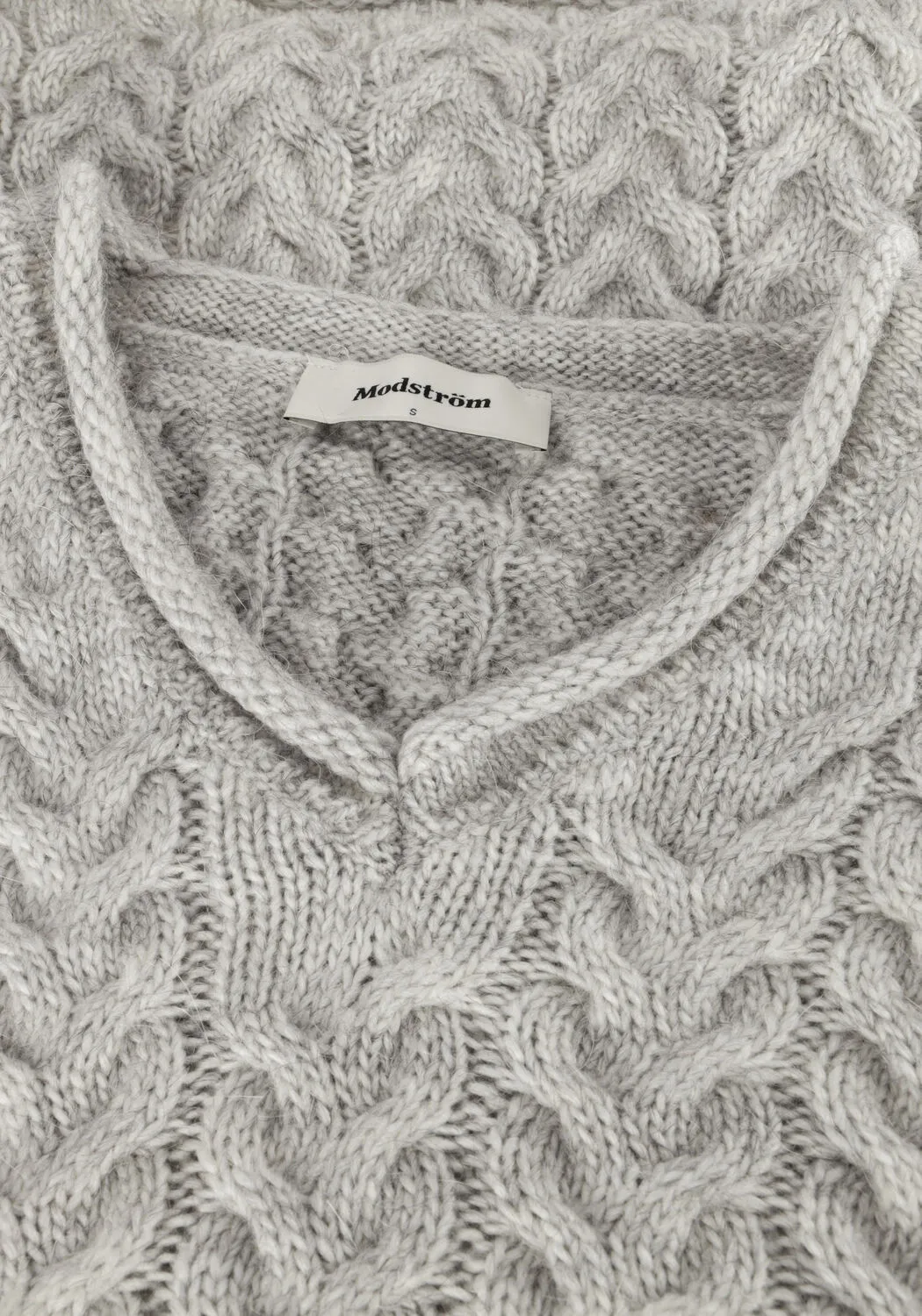 modström t-shirt kurtismd v-neck en gris