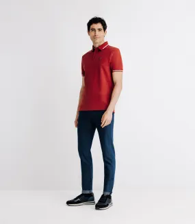 Polo avec rayures sur le col rouge