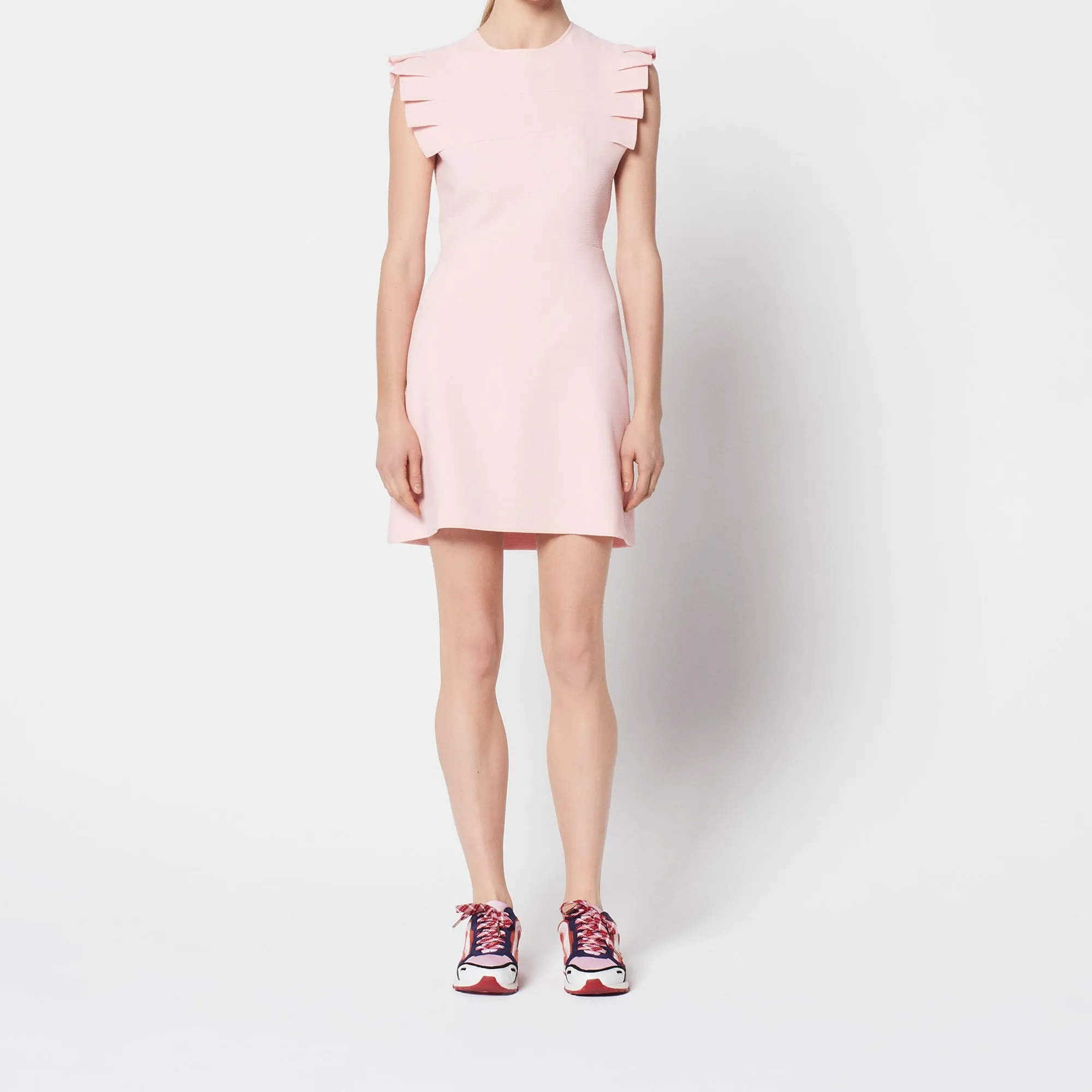 Robe avec détail plissé au niveau du col