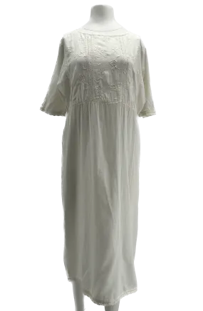 Robe blanche à broderies