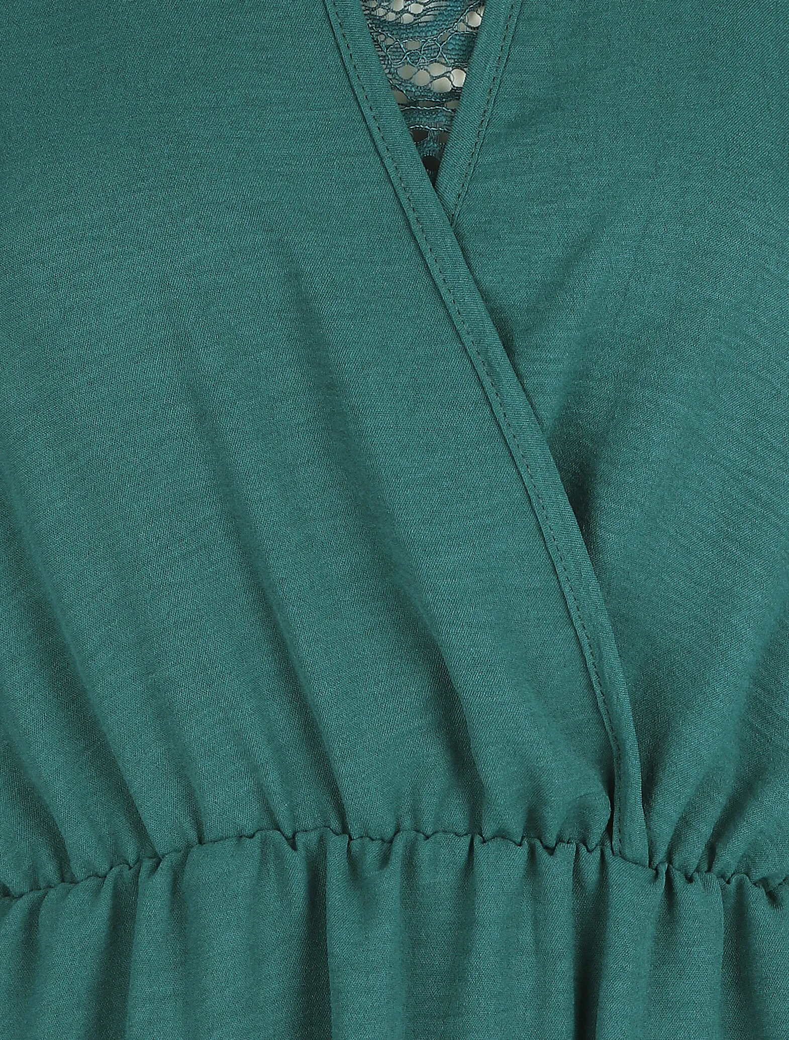 Robe courte évasée col à dentelle
