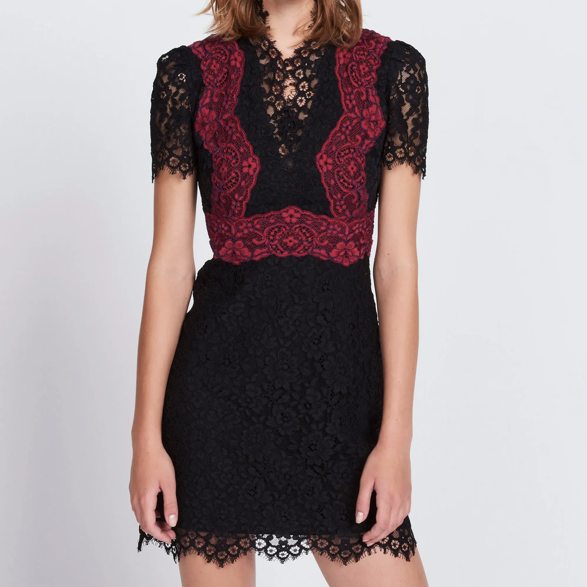 Robe en dentelle avec détails rouge
